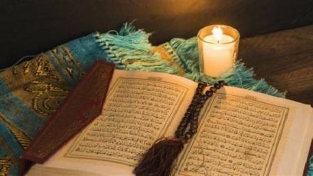 حكم قراءة الحائض والنفساء للقرآن الكريم من المصحف والهاتف :